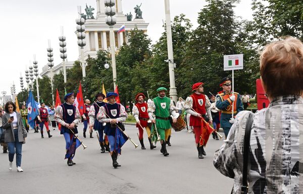Ансамбл историјских барјактара града Кори (Италија) током свечаног марша учесника војно-музичког фестивала „Спаска кула“. - Sputnik Србија