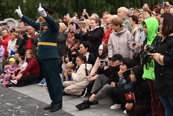 Гледаоци слушају наступ оркестра Националне гарде РФ током свечаног марша учесника војно-музичког фестивала. - Sputnik Србија