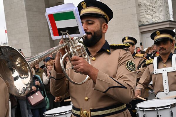 Оркестар Полицијске академије Шарџе (УАЕ) током свечаног марша учесника војно-музичког фестивала „Спаска кула“ у Москви. - Sputnik Србија