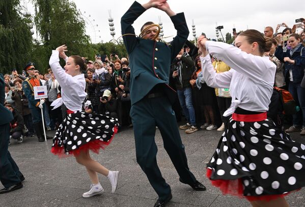 Ансамбл прати наступ војног оркестра 1. армије противваздушне и противракетне одбране (посебне намене) Ваздушно-космичких снага РФ током свечаног марша учесника војно-музичког фестивала „Спаска кула“. - Sputnik Србија