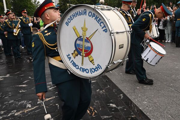 Војни оркестар 1. армије противваздушне и противракетне одбране  Ваздушно-космичких снага РФ током свечаног марша учесника војно-музичког фестивала „Спаска кула“. - Sputnik Србија