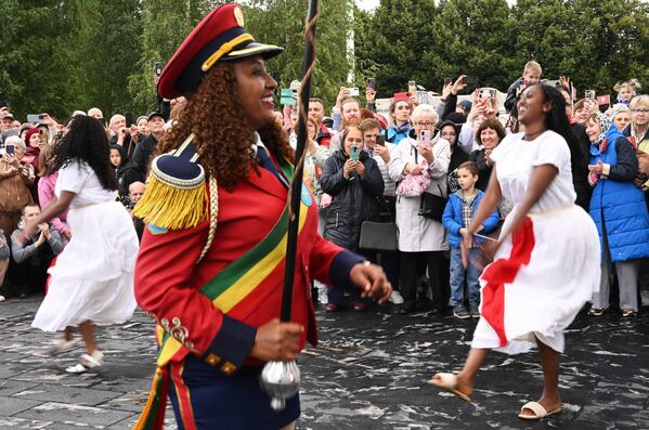 Наступ плесачица које прате Марширајући оркестар Националних снага одбране Етиопије током свечаног марша учесника војно-музичког фестивала. - Sputnik Србија