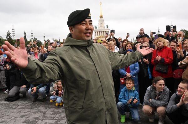 Певач Академског ансамбла песме и плеса Оружаних снага Монголије током свечаног марша учесника војно-музичког фестивала „Спаска кула“ у Москви. - Sputnik Србија