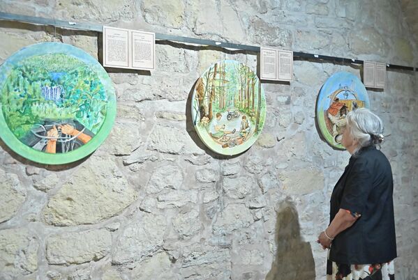 Изложба „Сећање у слици“ која обухвата 46 експоната - слика сећања породица несталих и погинулих лица у ратовима деведесетих у Хрватској, отворена је у Конаку кнегиње Љубице у Београду - Sputnik Србија