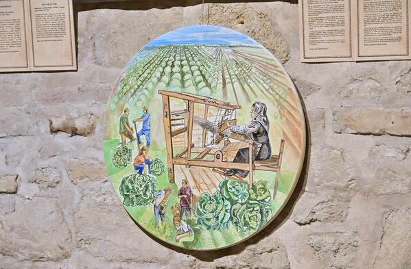 Људи осликани на радовима изложеним у Конаку књегиње Љубице, посетиоцу, али и читавом свету поручују да нестали нису само број, већ нечији најмилији који заслужују спокој и достојанство - Sputnik Србија