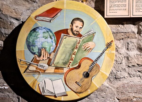 Погинули и нестали, представљени  су достојанствено, именом и презименом кроз уметничка дела у која су њихови најмилији уткали сва своја осећања   - Sputnik Србија