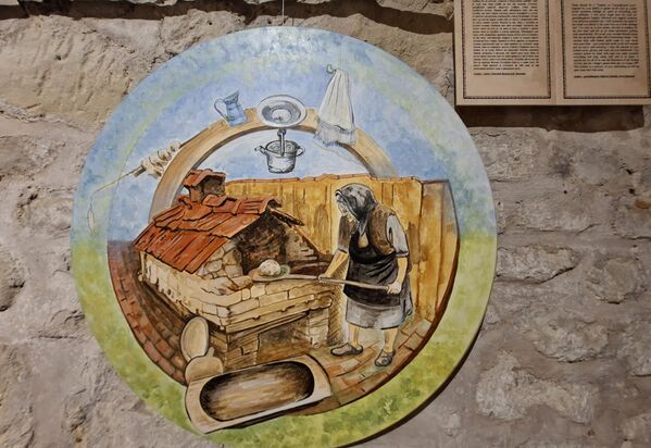 Слика баке, која из велике пећи вади тек испечен хлеб, посетиоца изложбе враћа у нека стара времена. Слика је посвећена Дулић Јагоди несталој  10.12. 1991.године - Sputnik Србија