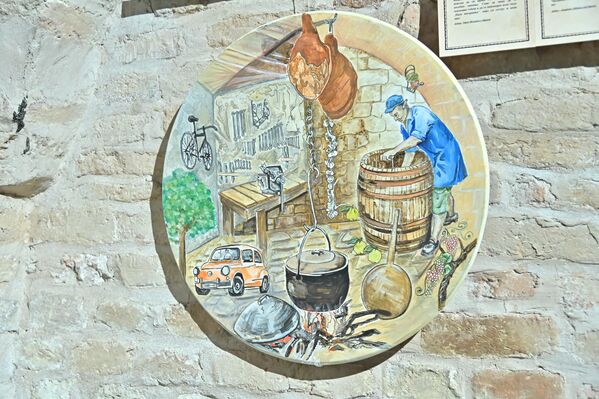 Ведрим бојама, на округлим платнима осликани су обични, свакодневни детаљи из живота несталих и погинулих.  - Sputnik Србија