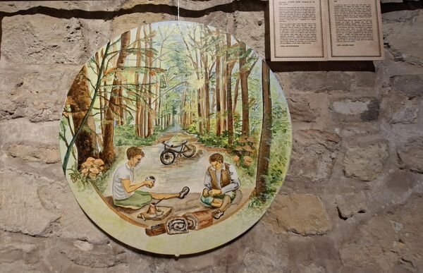 "Било би ми лакше када бих знао истину о твоме нестанку...Не могу да замислим да је неко могао да ти науди, не само што си моја мајка, крхке грађе и блаженог лика, већ уопште да науди жени која је остала сама код куће"- прате слику коју је Владимир Ђукић посветио мајци Дари - Sputnik Србија