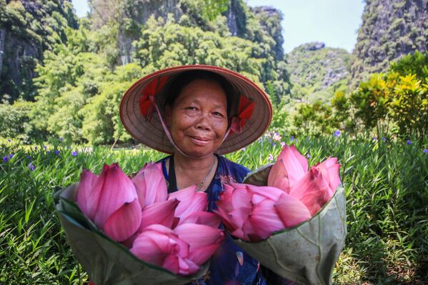 Жена са букетима цвећа у живописној провинцији Нин Бин.   - Sputnik Србија