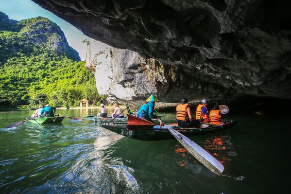 Туристи крстаре реком у малим чамцима у граду Там Кок - Sputnik Србија