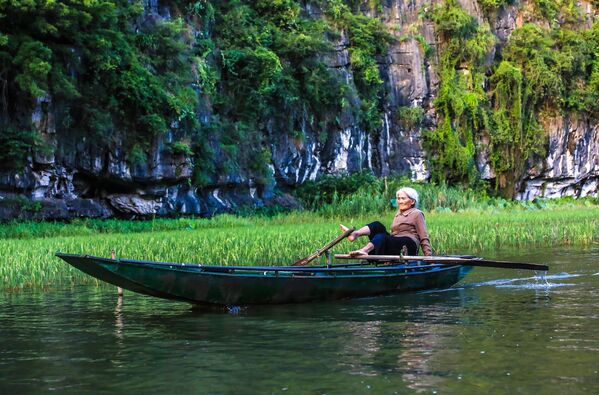 Старија жена ужива на реци у граду Там Кок - Sputnik Србија