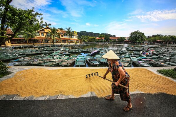 Мештанка на обали реке у граду Там Кок - Sputnik Србија