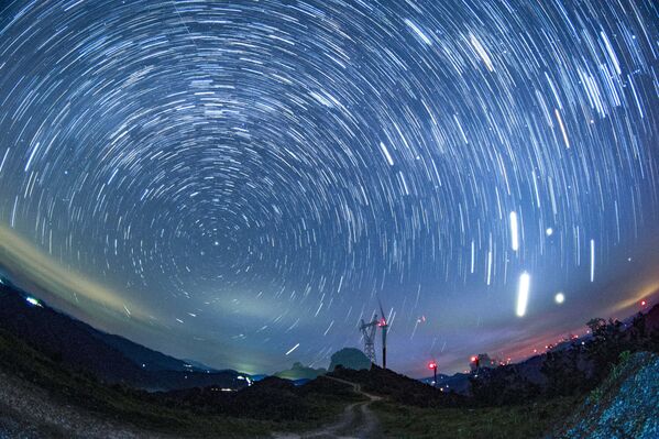 Звезде изнад ветроелектране на планини Дабанг, Кина - Sputnik Србија