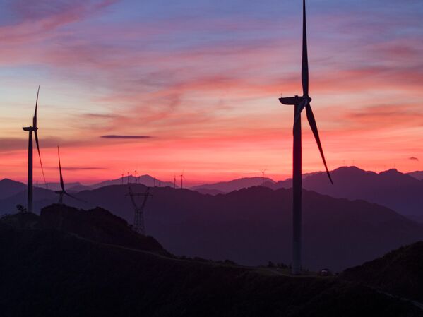 Јутарње небо изнад ветроелектране на планини Дабанг  - Sputnik Србија