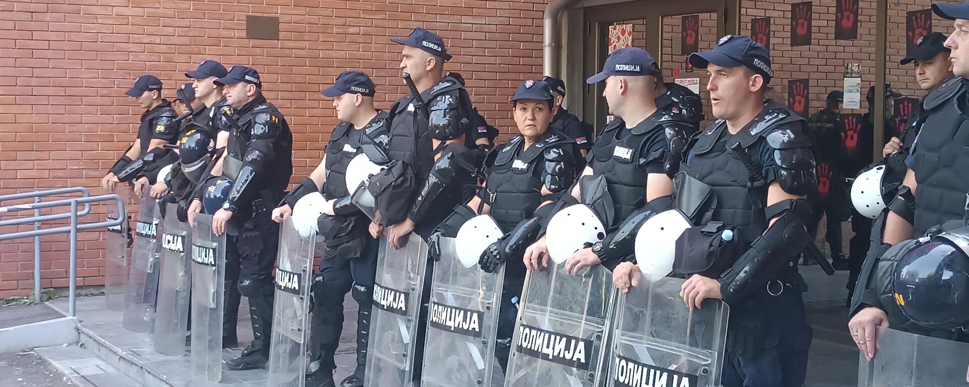 Policija ispred Filozofskog fakulteta u Novom Sadu - Sputnik Srbija, 1920, 27.08.2025