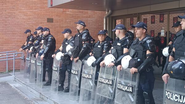 Policija ispred Filozofskog fakulteta u Novom Sadu - Sputnik Srbija