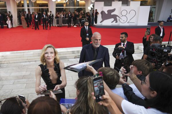 Кејт Бланшет није оставила фанове без аутограма. Кејт Бланшет није оставила фанове без аутограма. - Sputnik Србија