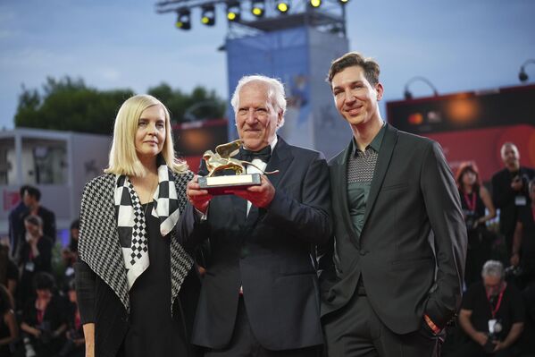 Златни лав за животно дело уручен је немачком редитељу Вернеру Херцогу. Златни лав за животно дело уручен је немачком редитељу Вернеру Херцогу. - Sputnik Србија