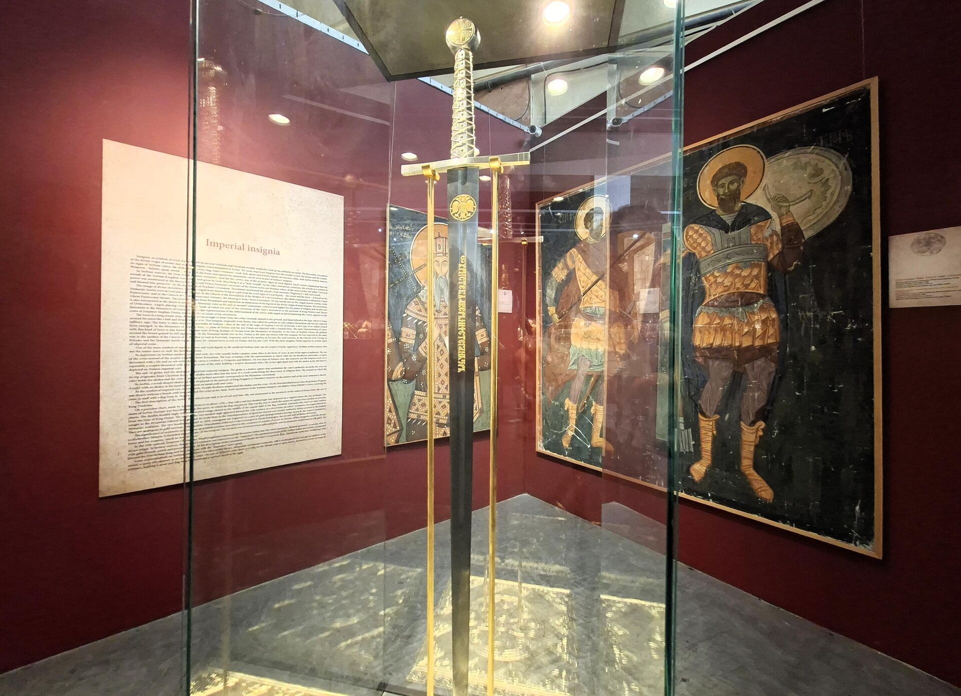 На фресци у Манастиру Полошко у Северној Македонији је реално приказан Душанов мач, ово је његова реплика - Sputnik Србија, 1920, 31.08.2025