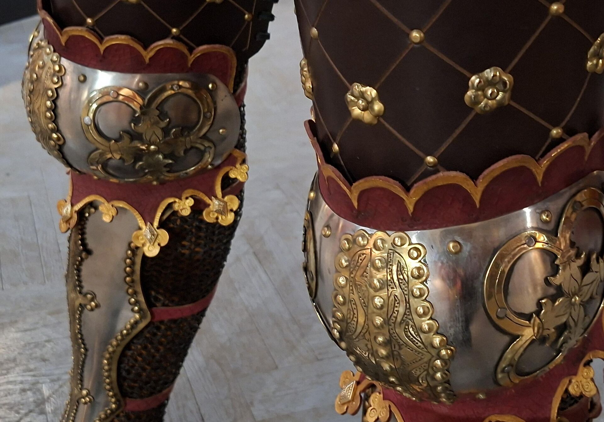 Богато украшени штитници за ноге урађени су на основу представа на фрескама и записа које су археолози и историчари пронашли - Sputnik Србија, 1920, 31.08.2025