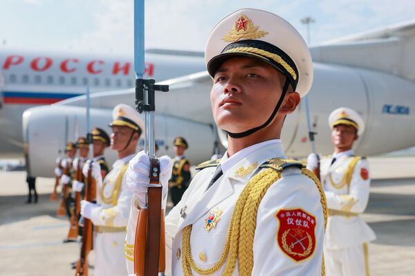 Дочекан је црвеним тепихом и почасном гардом. - Sputnik Србија