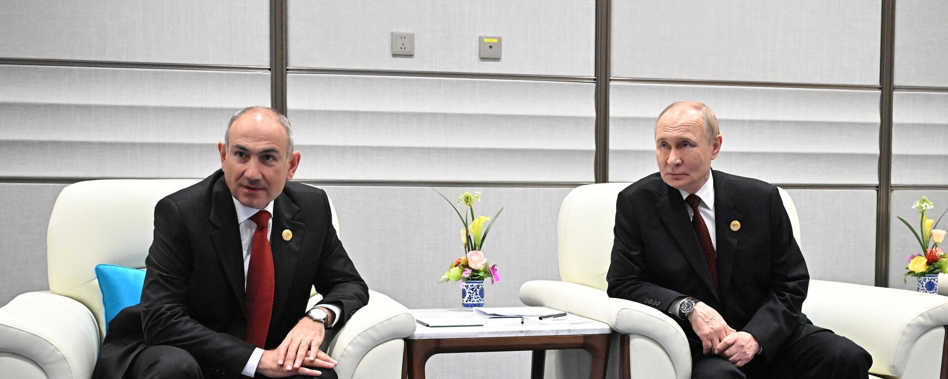 Премијер Јерменије Никол Пашињан и председник Русије Владимир Путин на маргинама самита ШОС у Кини - Sputnik Србија, 1920, 31.08.2025