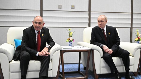 Premijer Jermenije Nikol Pašinjan i predsednik Rusije Vladimir Putin na marginama samita ŠOS u Kini - Sputnik Srbija