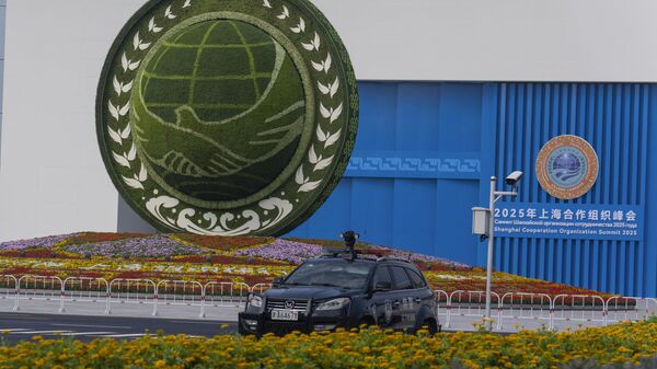 Полицијско возило испред места одржавања Самита ШОС у Тјанђину у Кини - Sputnik Србија