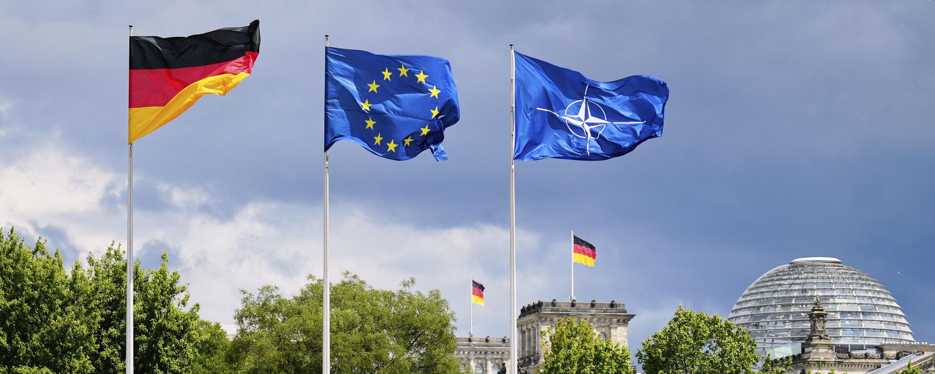 Заставе Немачке, ЕУ и НАТО-а у Берлину - Sputnik Србија, 1920, 31.08.2025