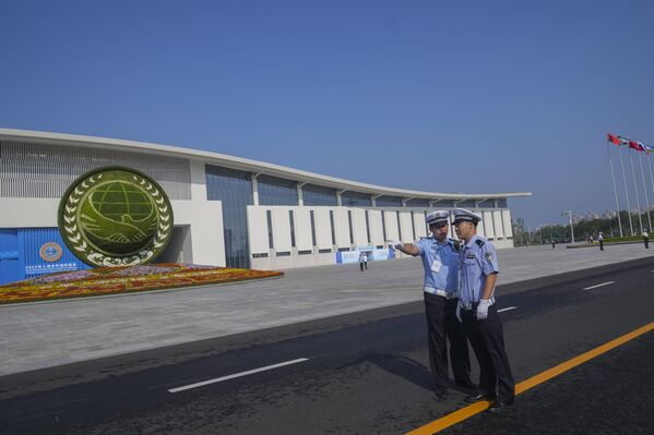 Полиција обезбеђује скуп ШОС-а у Тјенђину, Кина, понедељак, 1. септембрар 2025. године. - Sputnik Србија