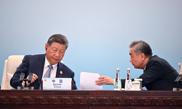 Председник Народне Републике Кине Си Ђинпинг и кинески министар спољних послова Ванг Ји (десно) на састанку Савета шефова држава ШОС-а. - Sputnik Србија
