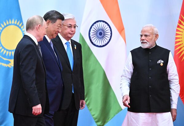 Руски председник Владимир Путин, председник Народне Републике Кине Си Ђинпинг, председник Казахстана Касим-Жомарт Токајев и премијер Индије Нарендра Моди (с лева на десно) на званичној церемонији добродошлице. - Sputnik Србија