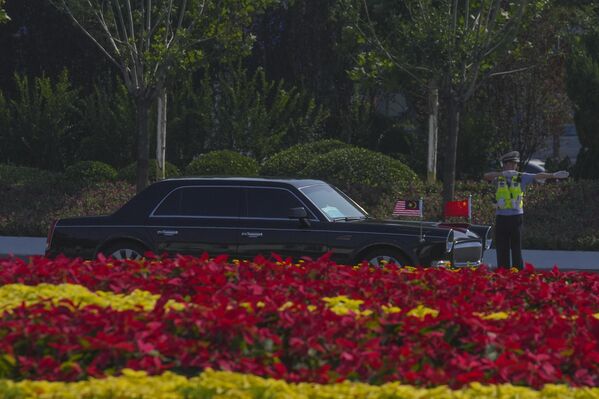 Колона лидера стиже на место одржавања самита Шангајске организације за сарадњу (ШОС) у Тјенђину. - Sputnik Србија