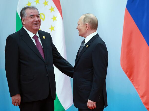 Руски председник Владимир Путин и таџикистански председник Емомали Рахмон (лево) на церемонији фотографисања шефова делегација. - Sputnik Србија