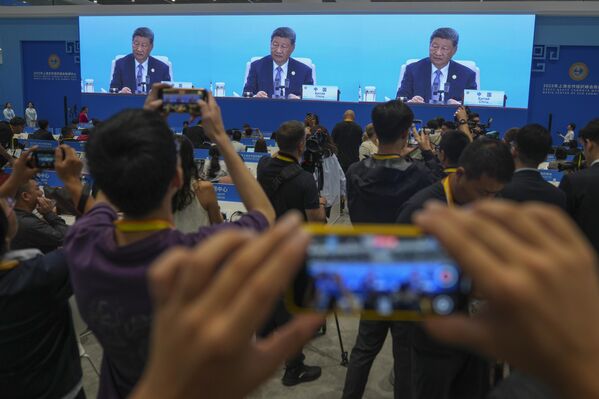 Новинари снимају екран у медијском центру који преноси уживо кинеског председника Си Ђинпинга, који председава самитом са лидерима земаља чланица Шангајске организације за сарадњу у Тјенђину. - Sputnik Србија