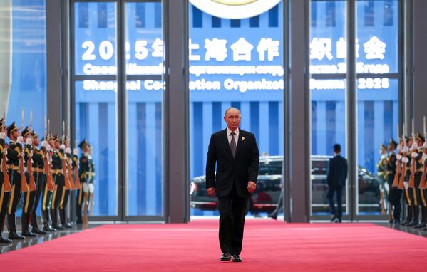 Руски председник Владимир Путин на званичној церемонији добродошлице. - Sputnik Србија