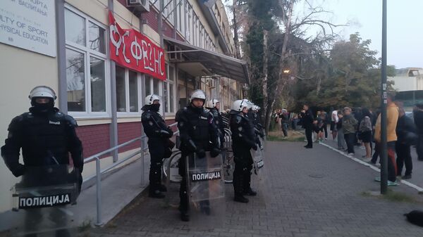 Полиција испред Фкултета физичког васпитања у Новом саду и окупљени демонстранти - Sputnik Србија