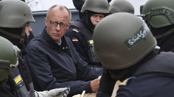 Fridrih Merc sa nemačkim mornarima - Sputnik Srbija