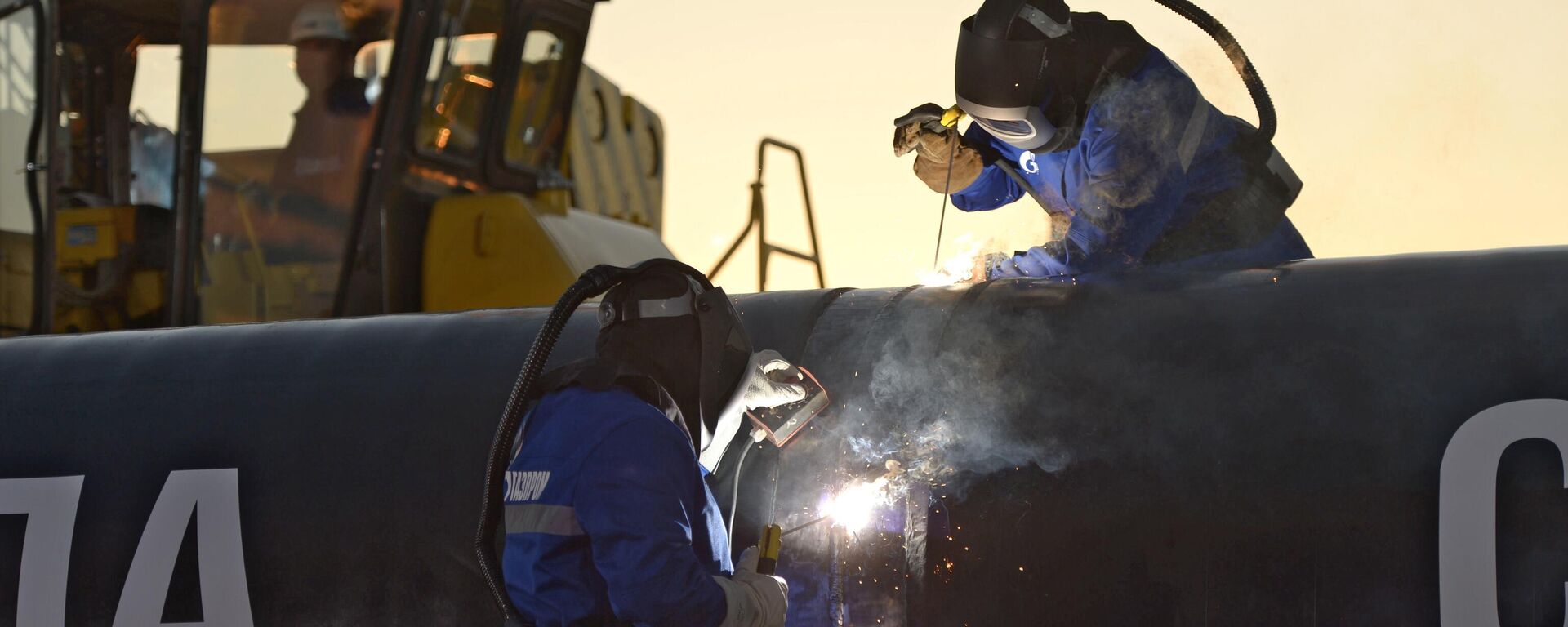 1. септембар 2014. Заваривање шава на церемонији повезивања прве деонице магистралног гасовода „Снага Сибира“ на Намском тракту код села Ус Хатин у присуству руског председника Владимира Путина. - Sputnik Србија, 1920, 02.09.2025