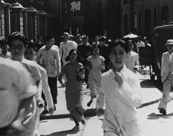 Stanovnici Kantona beže dok Japanci bombarduju grad za vreme Drugog kinesko-japanskog rata (1937-1945). - Sputnik Srbija