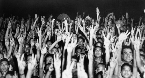 Masa ljudi maše i diže ruke tokom Čungkingove proslave pobede 29. avgusta 1945. godine. Nakon što je stigla vest da Japanci u Čungkingu žele da se predaju, mnogi su podigli ruke napravivši simbol ,,V&quot; koji označava pobedu. - Sputnik Srbija
