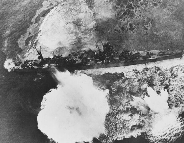 Pogled iz vazduha na japansku krstaricu u Istočnom kineskom moru koju napadaju američki ratni avioni, 1944. ili 1945. godine. - Sputnik Srbija