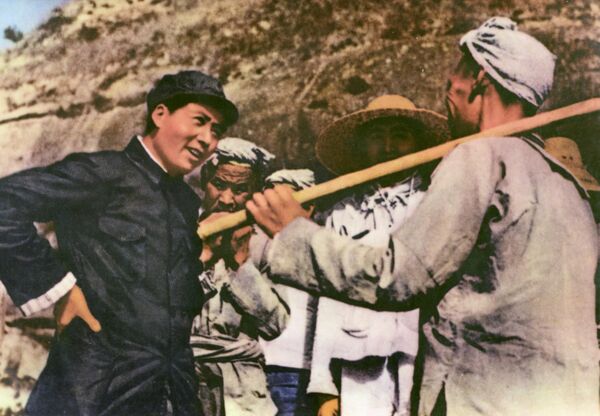 Kineski predsednik Mao Cedung razgovara sa seljacima Jangčialinga u Junanu u severnoj provinciji Šensi tokom Drugog kinesko-japanskog rata (1937-1945). - Sputnik Srbija