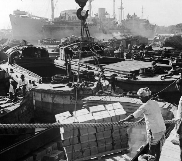 Luka u Kalkuti, istovaranje zaliha za frontove u Burmi i Kini 1. januara 1945. godine. Među zalihama je i gajba piva. - Sputnik Srbija