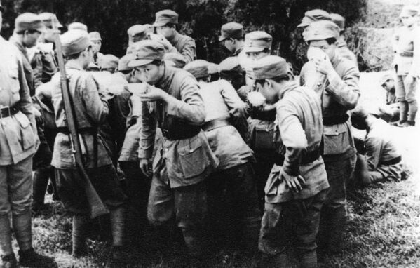 Članice Kantonskog ženskog odbrambenog korpusa prave pauzu od treniranja na kojem uče kako da pomognu u odbrani svog grada za vreme Drugog kinesko-japanskog rata (1937-1945). - Sputnik Srbija