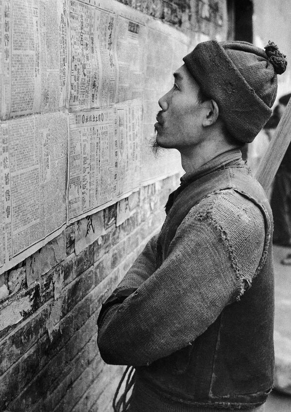 Kinezi pokušavaju da saznaju vesti sa fronta iz novinskih isečaka, ali u njima je prikazana samo polovina vesti. Ko je želeo da sazna sve, morao je da kupi cele novine. - Sputnik Srbija