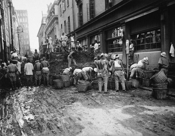 Japanski radnici na prinudnom radu u Šangaju, Kina, 16. oktobra 1945. godine. Uklanjaju blokadu sa puta koju su sami postavili dok su čekali napad savezničke vojske. - Sputnik Srbija