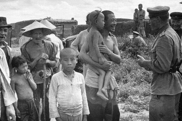 Sastanak sovjetskih oficira Transbajkalskog fronta sa lokalnim stanovništvom u Velikom Hinganu. Kina, avgust 1945. godine. - Sputnik Srbija