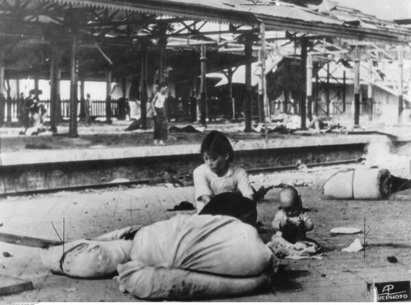 Žena i beba na peronu uništene železničke stanice u kineskom gradu (verovatno Šangaj) nakon japanskog bombardovanja, septembar 1937. godine. - Sputnik Srbija